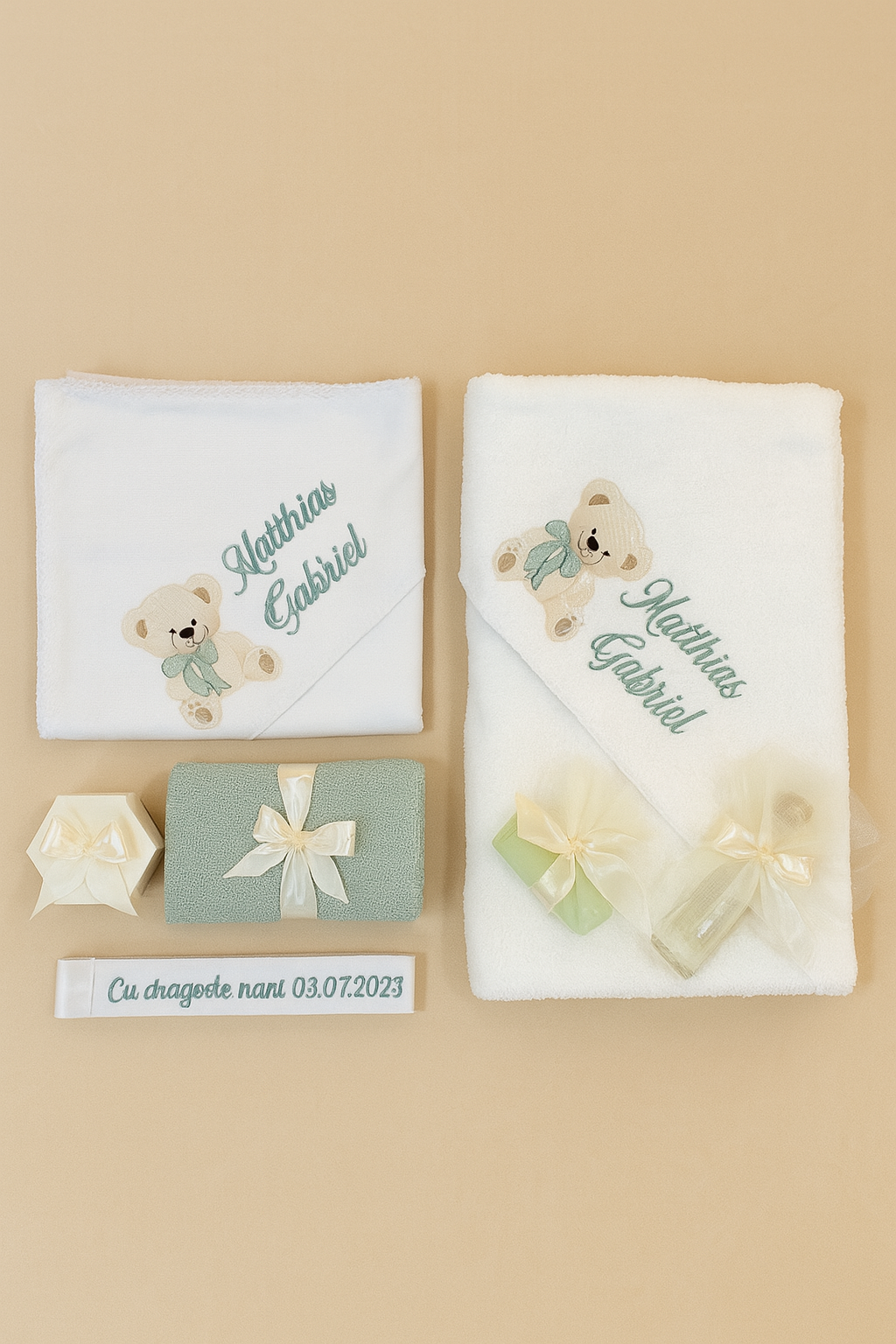 trusou botez băiat
• trusou personalizat brodat
• trusou ursuleț verde mentă
• set botez băieți elegant
• trusou complet cu nume