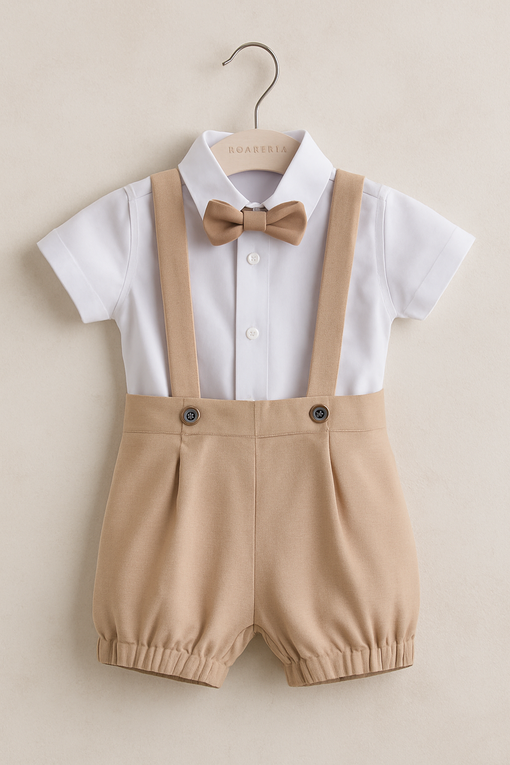 Costumas cu pantaloni scurti cu bretele si camasuta cu papion botez ocazie baiat