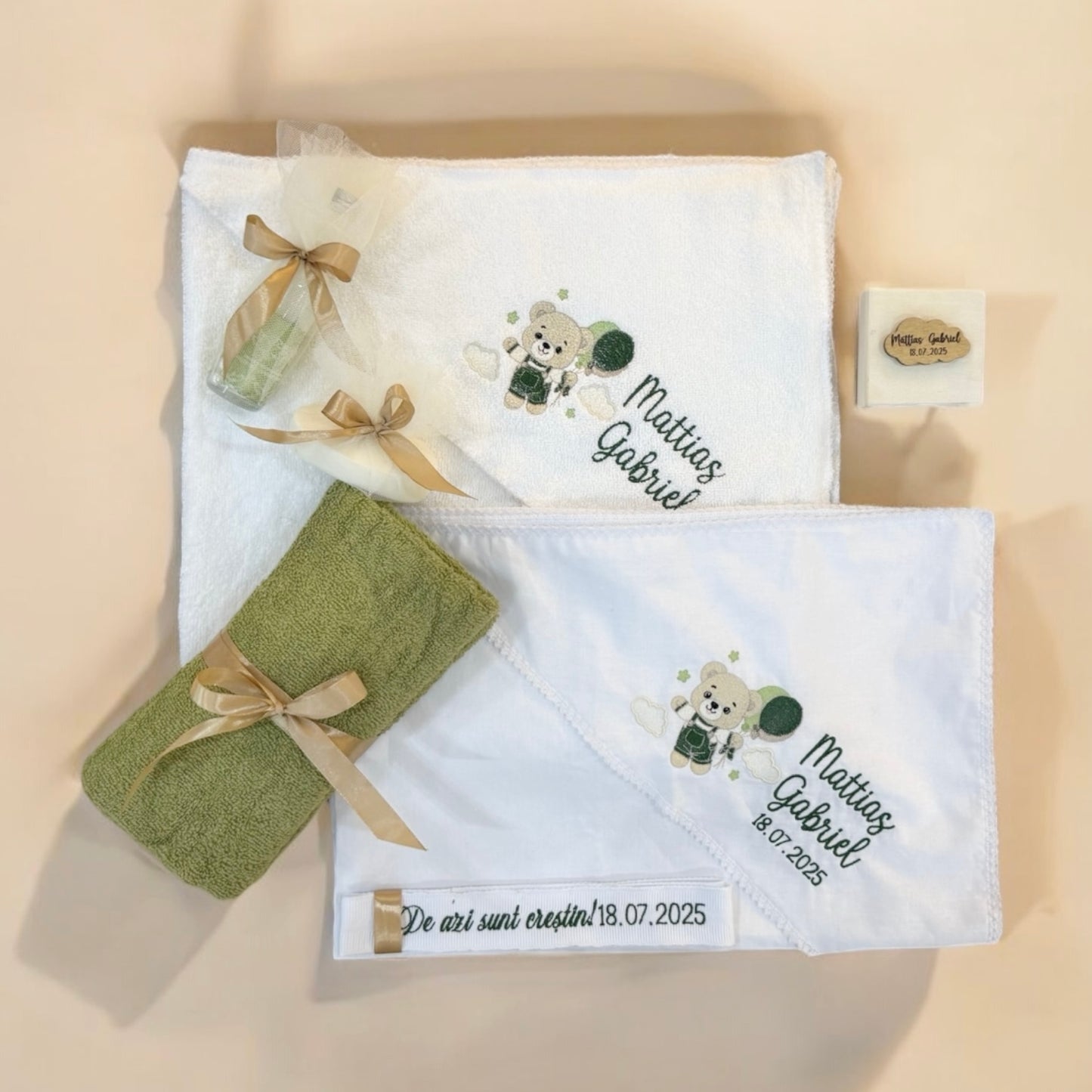 Trusou botez băiat personalizat cu ursuleț brodat și fundiță verde pădure. Set complet cu nume, dată și fașă. Livrare rapidă și broderie inclusă!