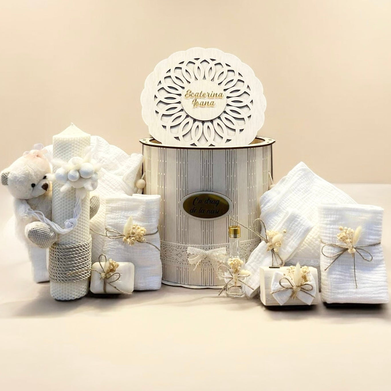Set complet botez cu cufar lemn personalizat, lumanare ceara naturala si trusou elegant. Personalizare disponibila. Comanda acum!