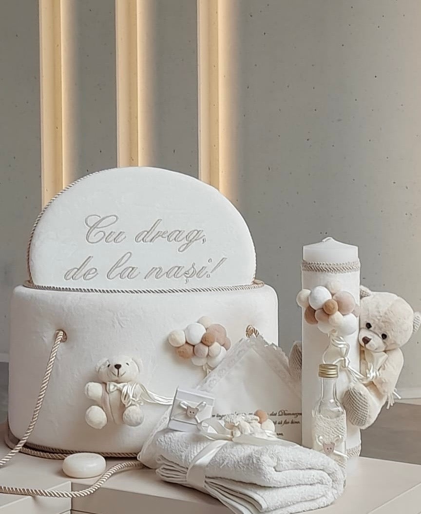 Trusou Premium Modines – Cu Drag, de la Nași
Un set complet, elegant și personalizat, creat pentru prima zi în care fiecare detaliu contează.
Realizat în nuanțe calde de ivoire și bej, cu elemente textile delicate, cutie premium și accesorii finisate impecabil, acest trusou devine simbolul unei amintiri păstrate pe viață.
Broderia fină, decorațiunile artizanale și teddy bear-ul delicat transformă trusoul într-un dar emoționant din partea nașilor.
Totul este gândit pentru fotografii superbe, prezentare elega