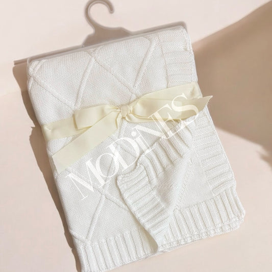 Paturica tricotata botez fete baieti crem