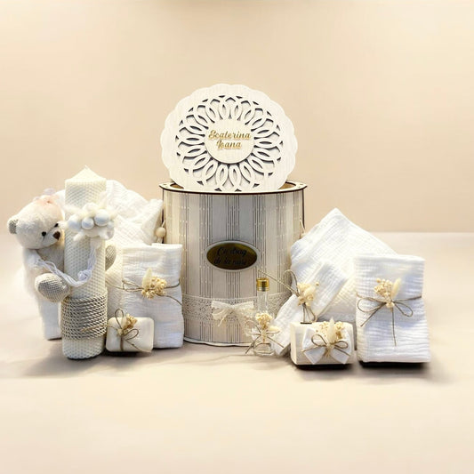 Set complet botez cu cufar lemn personalizat, lumanare ceara naturala si trusou elegant. Personalizare disponibila. Comanda acum!