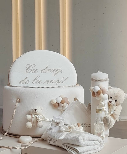 Trusou Premium Modines – Cu Drag, de la Nași
Un set complet, elegant și personalizat, creat pentru prima zi în care fiecare detaliu contează.
Realizat în nuanțe calde de ivoire și bej, cu elemente textile delicate, cutie premium și accesorii finisate impecabil, acest trusou devine simbolul unei amintiri păstrate pe viață.
Broderia fină, decorațiunile artizanale și teddy bear-ul delicat transformă trusoul într-un dar emoționant din partea nașilor.
Totul este gândit pentru fotografii superbe, prezentare elega